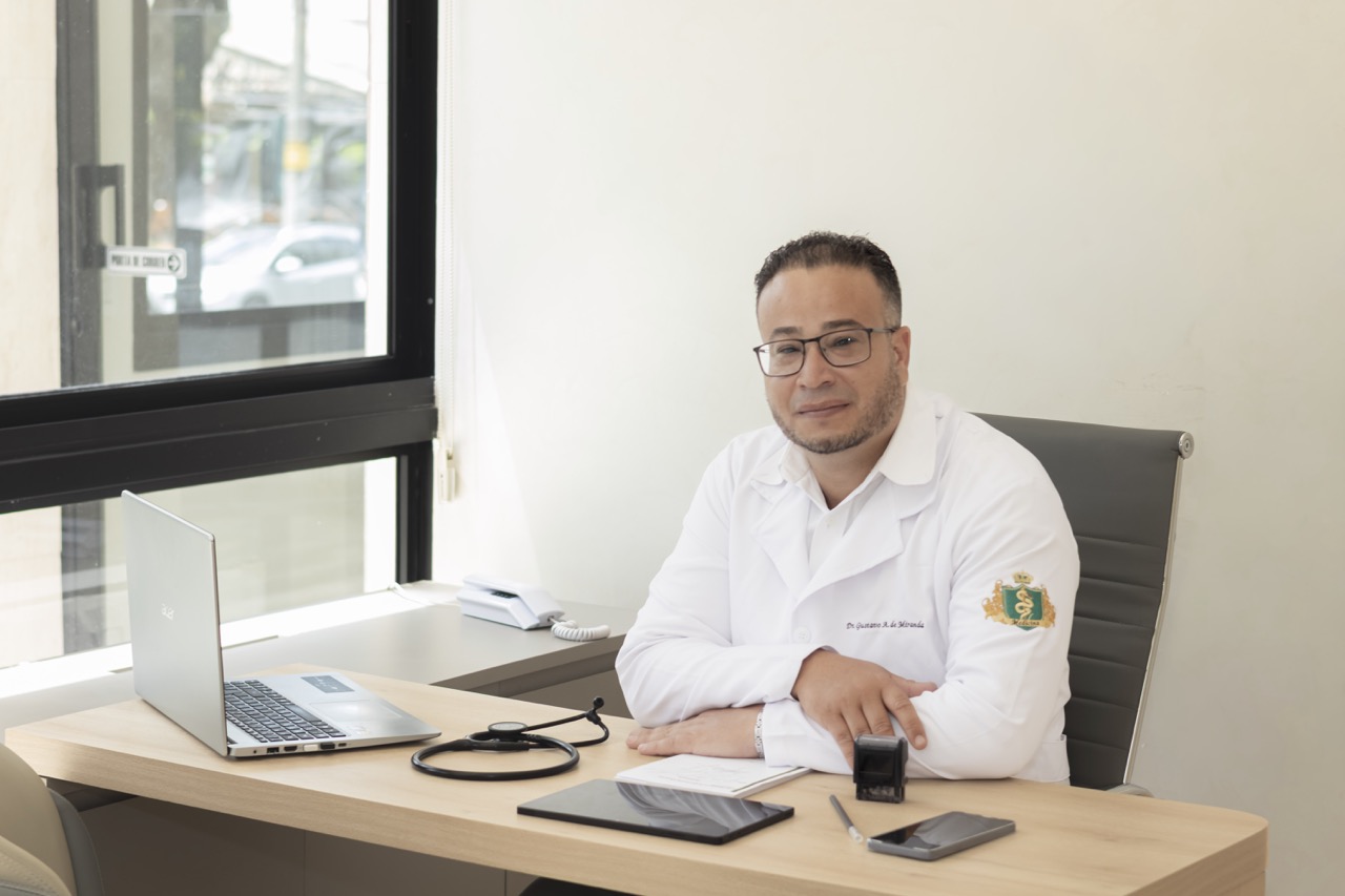 Dr. Gustavo Augusto de Miranda durante atendimento médico no consultório